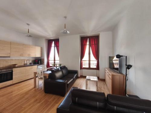 un salon avec un canapé et une table dans l'établissement Nouveau T3 Centre Historique, à Thiers