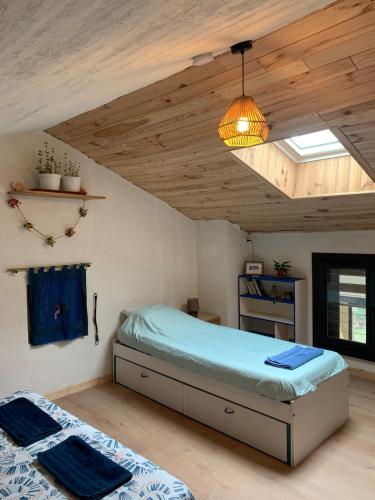 - une chambre avec un lit et un plafond lumineux dans l'établissement Les Favouilles, le gîte pour 15 personnes, à Dauphin