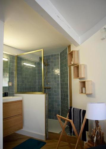 une salle de bain avec un lavabo et une douche avec un miroir dans l'établissement Villa avec piscine au charme authentique et naturel, à Baillargues