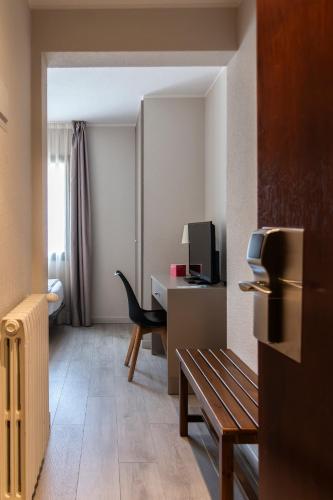 Cette chambre comprend un bureau avec une chaise et un ordinateur. dans l'établissement Tudel, à Andorre-la-Vieille