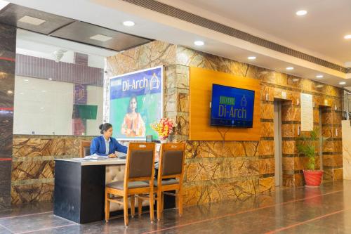 Hotel Di Arch Lucknowにあるテレビまたはエンターテインメントセンター