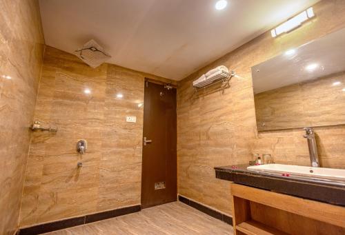 Hotel Di Arch Lucknowにあるバスルーム