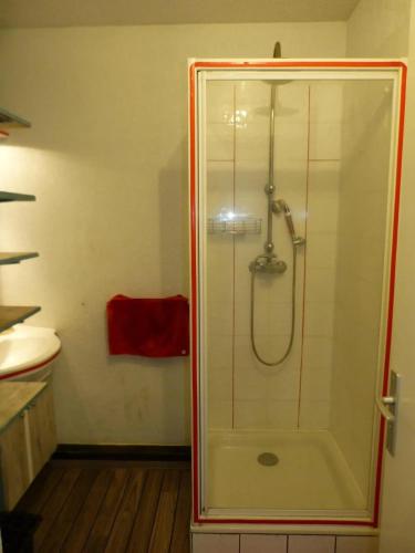 une douche avec une porte vitrée dans une salle de bain dans l'établissement Appartement moderne à Ajaccio avec vue sur la mer, à Ajaccio
