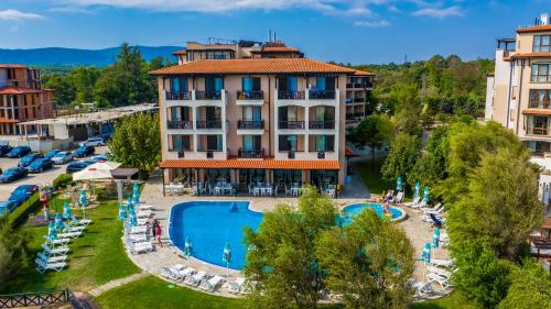 an aerial view of a hotel with a swimming pool at Hotel Oasis Del Mare in Lozenets