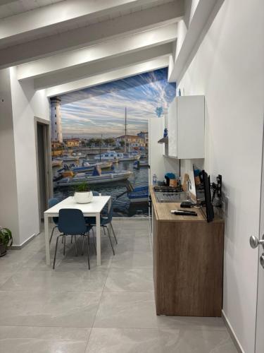 Η κουζίνα ή μικρή κουζίνα στο Intorno al mare