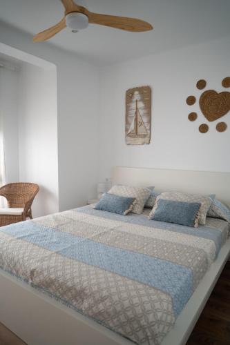 ein Schlafzimmer mit einem Bett mit Deckenventilator in der Unterkunft Apartment Seaview Port Cambrils in Cambrils
