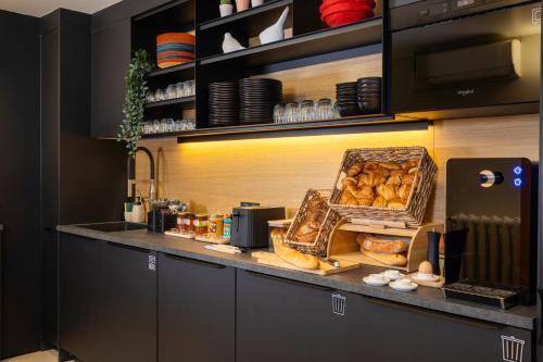 une cuisine avec un comptoir avec un plateau de pain dans l'établissement Korner Louvre, à Paris