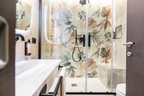 Karma6Rooms - in Sicilia nel centro di Catania في كاتانيا: حمام مع دش وباب زجاجي