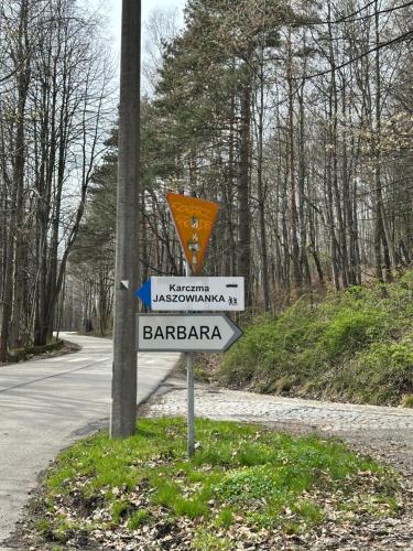 a street sign on the side of a road at Apartament Zielona Równica in Ustroń