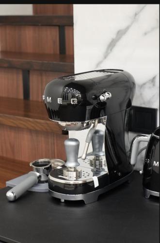 a black mixer sitting on top of a counter at SkySpa Apartments - апартаменти з джакузі на терасі з видом на Печерськ in Kyiv