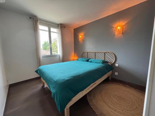 Ένα ή περισσότερα κρεβάτια σε δωμάτιο στο La maison en couleurs 3 étoiles, du calme proche d'Avignon