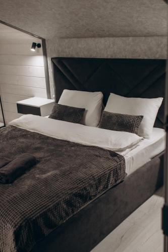 Ένα ή περισσότερα κρεβάτια σε δωμάτιο στο Forest Cliff Славське