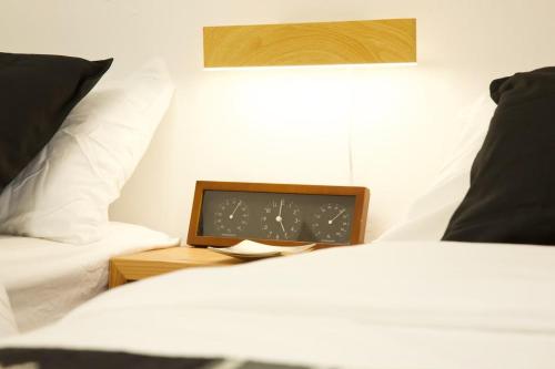 a bedroom with a bed and a tv on a table at アーモンド石垣 in Tunugusuku