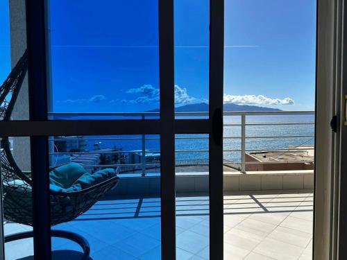 Seaview apartment! Public Parking near the app!