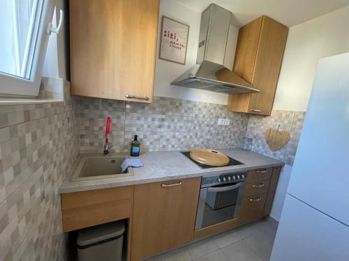 Η κουζίνα ή μικρή κουζίνα στο Holiday Home Lola - large outdoor area