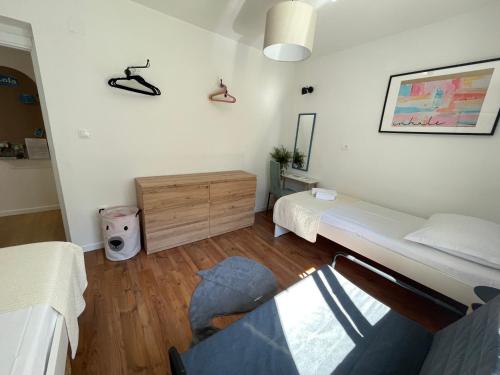 Ένα ή περισσότερα κρεβάτια σε δωμάτιο στο Holiday Home Lola - large outdoor area