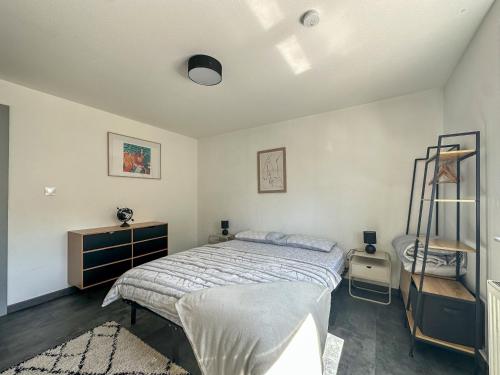 une chambre avec un lit et une étagère dans l'établissement Saint Maurice Design Home, à Stiring-Wendel