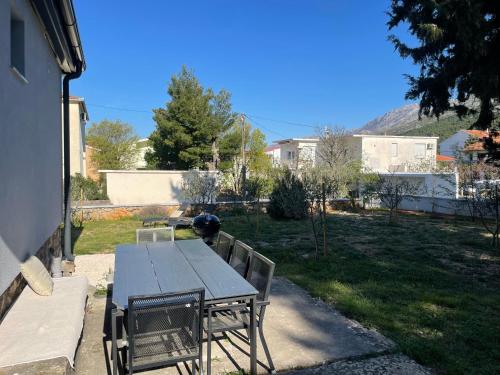 Κήπος έξω από το Holiday Home Lola - large outdoor area