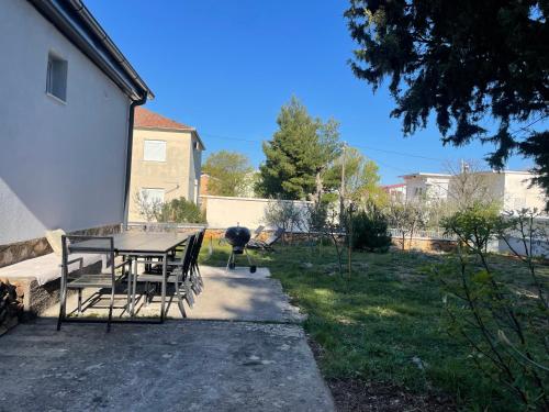 Κήπος έξω από το Holiday Home Lola - large outdoor area