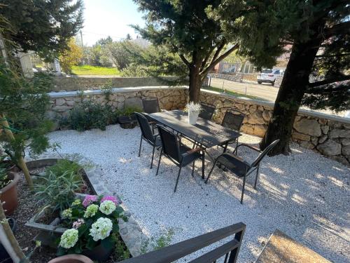 Κήπος έξω από το Holiday Home Lola - large outdoor area