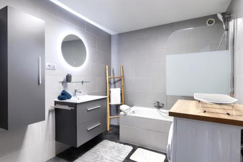 une salle de bain avec un lavabo, des toilettes et une baignoire dans l'établissement Saint Maurice Design Home, à Stiring-Wendel