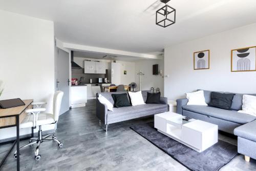 un salon avec deux canapés et une cuisine dans l'établissement Saint Maurice Design Home, à Stiring-Wendel