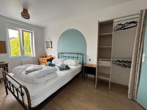 une chambre avec un lit et une fenêtre dans l'établissement Maison avec terrasse, 10 couchages, à 200 m de la plage, à Berck-sur-Mer