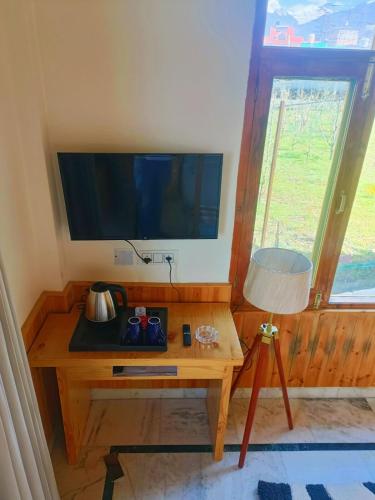 TV a/nebo společenská místnost v ubytování Cozy cottage in Haripur Manali by Serene Homes