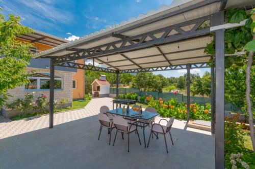 Taman di luar House with pool šestanovac