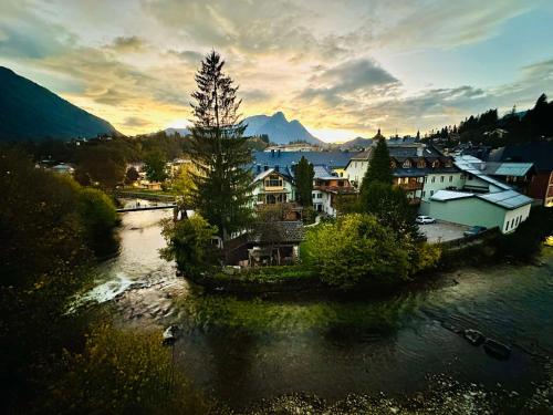 an aerial view of a town next to a river at Sissis Paradies Appartement mit Balkon & Flussblick- Das Alpenzeit im Zentrum mit Parkplatz in Bad Aussee