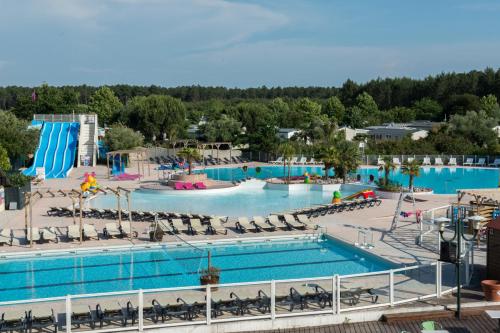 une vue d'une piscine dans un complexe hôtelier dans l'établissement Mobilhome 3ch N 145 - camping 4étoiles - Tout confort au calme, à Gastes