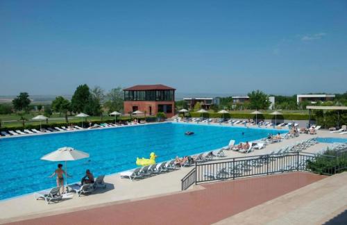 Πισίνα στο ή κοντά στο The Villa 22 of Ambassador Kachreti Golf Resort