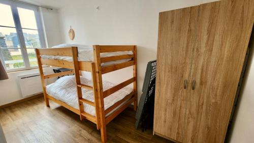 - une chambre avec des lits superposés à côté d'une fenêtre dans l'établissement Les pieds dans l'eau, à Veules-les-Roses