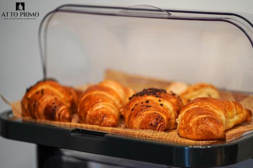 un vassoio di croissant e altri prodotti da forno su un display di Atto Primo - B&B Experience a Milazzo