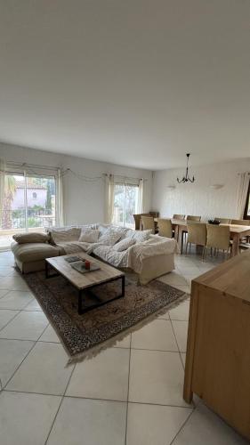 un grand salon avec un canapé et une table dans l'établissement House with private pool in Roquebrune-sur-Argens, à Roquebrune-sur Argens