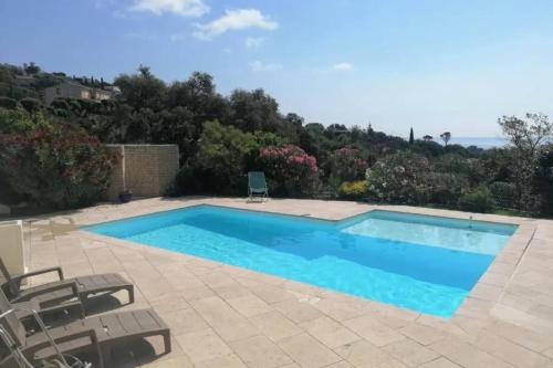 - une grande piscine avec 2 chaises longues dans l'établissement House with private pool in Roquebrune-sur-Argens, à Roquebrune-sur Argens
