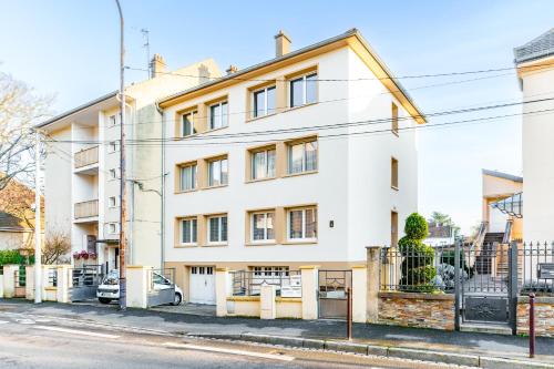 a white building on the side of a street at Metz Appartement luxueux, design, confort premium, 80 m2, proche gare SNCF in Metz