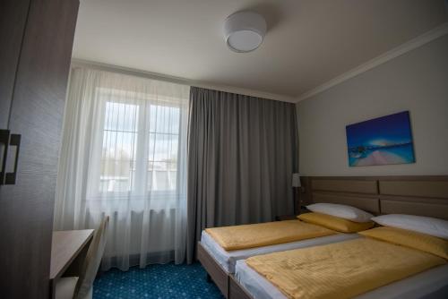 A bed or beds in a room at Drei Bären Inn