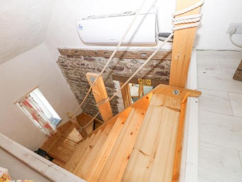 - un escalier en bois dans une chambre avec fenêtre dans l'établissement Anchor Light, à Pembroke