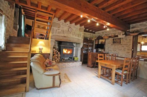 un salon avec une table et une cheminée dans l'établissement Chez mimi, à Pensol