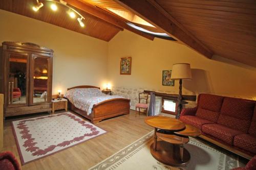 une chambre avec un lit et un salon dans l'établissement Chez mimi, à Pensol