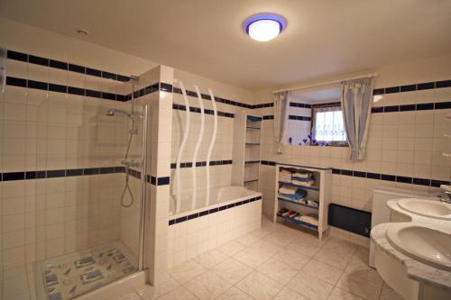 une salle de bain avec une douche, des toilettes et un lavabo dans l'établissement Chez mimi, à Pensol