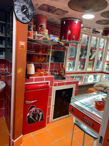 una cucina con una cucina giocattolo con una foto di un uomo di IL GRANDE VASCO Airport Catania City ad Aeroporto di Catania Fontana Rossa