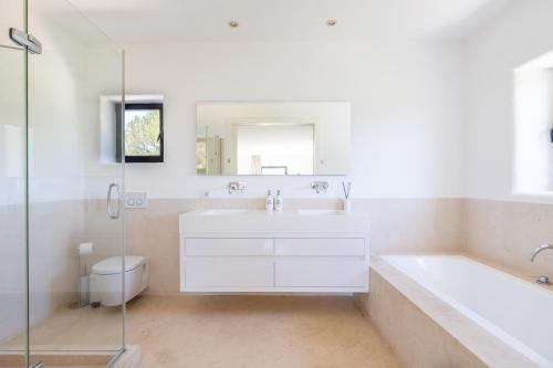 Ένα μπάνιο στο Elegant Blakstad Villa in Ibizas Heart I 4 Bedrooms Private Pool Fenced