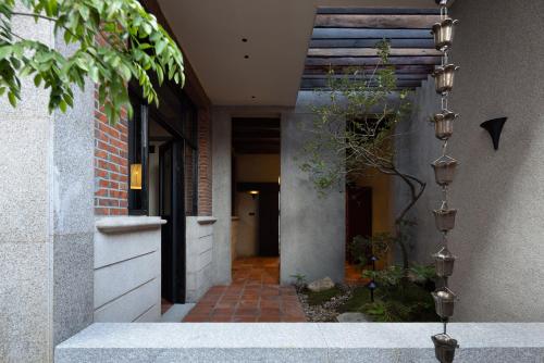 a hallway of a house with a building at 巷里栖墅民宿 in Quanzhou