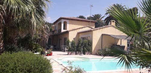 une villa avec piscine devant une maison dans l'établissement Saint-Raphael 2 pièces indépendants piscine prohe golf, à Saint-Raphaël
