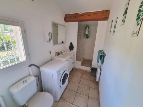une salle de bain avec une machine à laver et un lavabo dans l'établissement Hyères 2-room terrace balcony, à Hyères