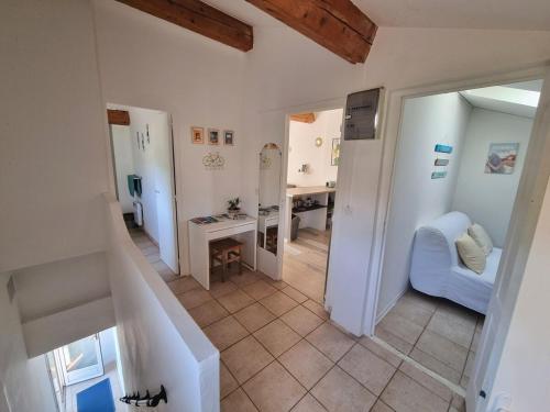 Cette chambre dispose d'un escalier, d'un bureau et d'une chaise. dans l'établissement Hyères 2-room terrace balcony, à Hyères