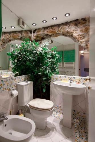 a bathroom with a toilet and a sink at Casa al Castello in Lerici