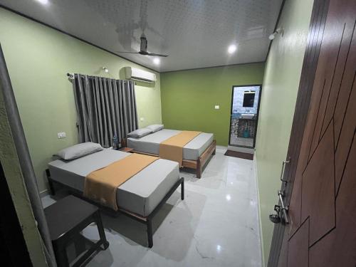 Un pat sau paturi într-o cameră la The Brine Breeze Gokarna